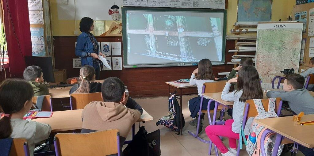Kovin: Učenici OŠ „Jovan Jovanović Zmaj“ priključili se projektu „Pronađi plavo“